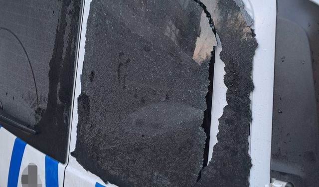 İzmir’de polis aracına saldırıp camı kırdılar