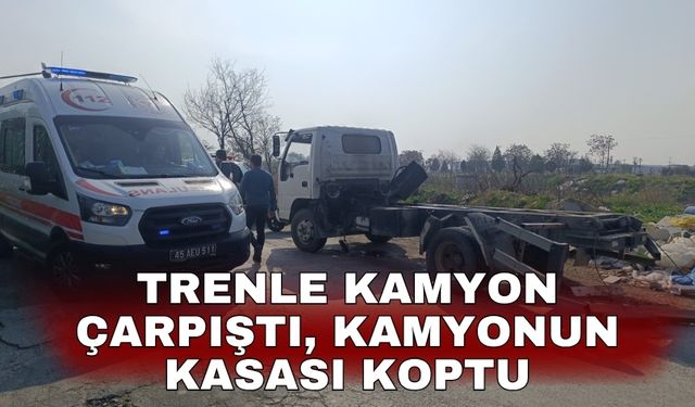 Trenle kamyon çarpıştı, kamyonun kasası koptu