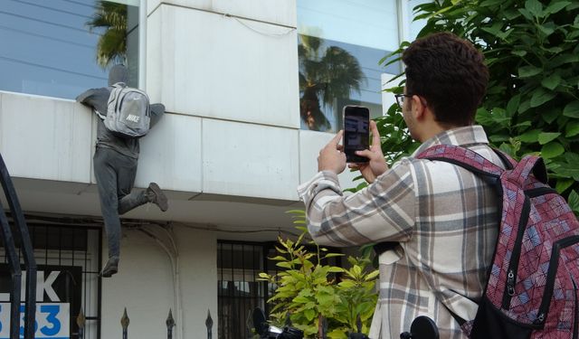 Penceredeki cansız manken ‘hırsız'ı görenler, polisi arıyor, taş atıyor