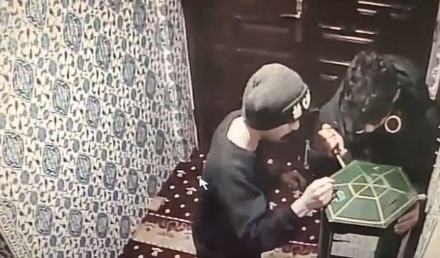Camideki bağış kutusunu açamayan acemi hırsızlık şüphelileri kamerada