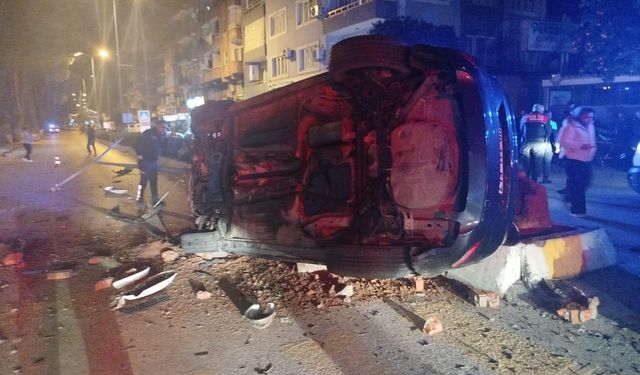 Refüje çarpıp takla atan otomobil karşı şeride geçti: 2 yaralı