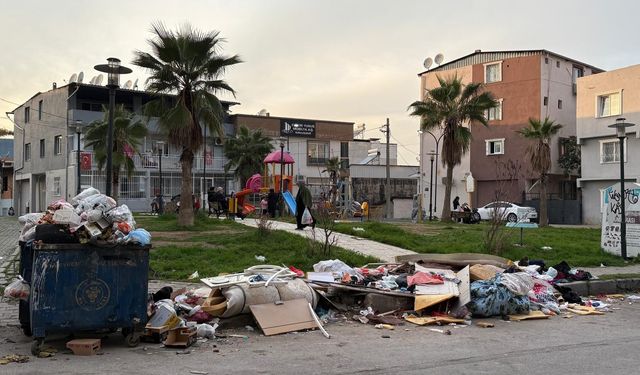 Buca'da park manzaralı çöp dağları