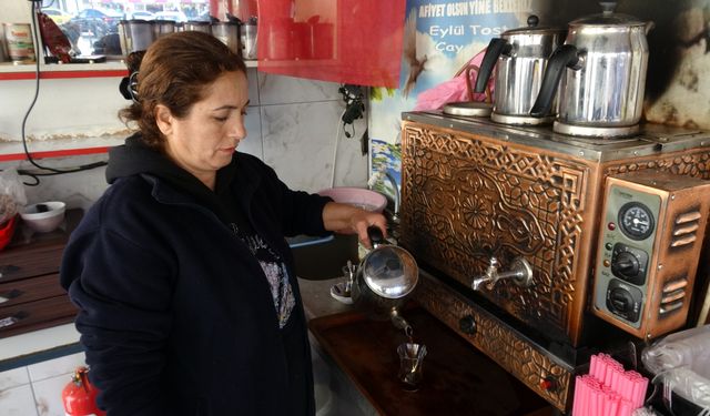 Eşi eleman bulamayınca kentin tek kadın çaycısı oldu