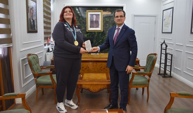 Kaymakam Güldoğan'dan şampiyon judocu Öztürk'e plaket