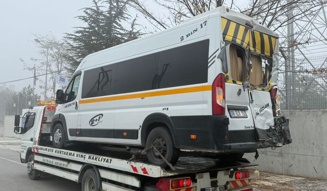 Öğrenci servisi, tır ve hafif ticari aracın karıştığı kazada 20 kişi yaralandı