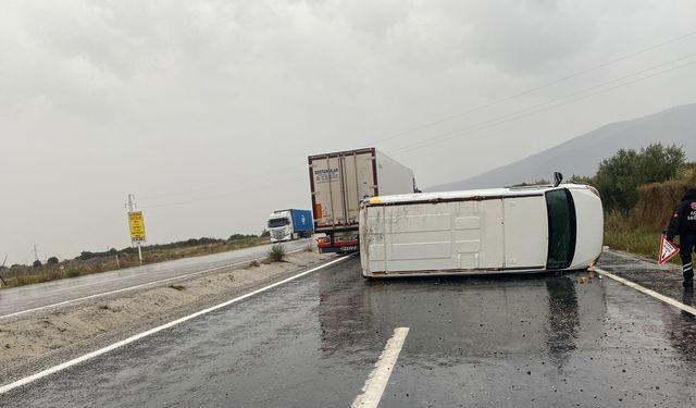 Manisa yolunda kontrolden çıkan minibüs devrildi; 1 yaralı