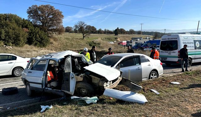 İki otomobilin çarpıştığı kazada yaşlı çift hayatını kaybetti