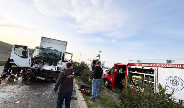 Kamyonette sıkışan iki kişi kurtarıldı