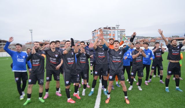 Selendi Belediyespor liderliğe yükseldi
