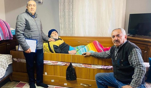 "Vatandaşa hizmet, Hakk'a hizmettir" diyerek yaşlıların ayağına gidiyor