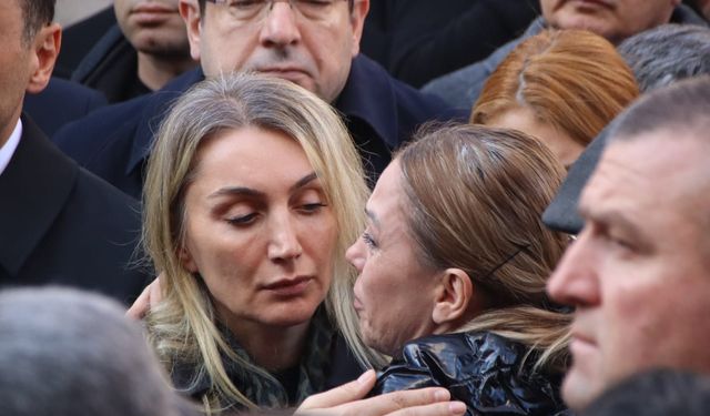 İmamoğlu ve Nurcan Zeyrek Birbirine Sarılarak Ağladı