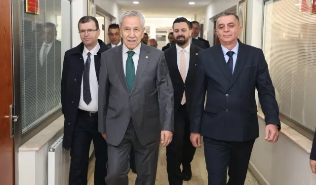 Bülent Arınç, Şehzadeler Belediyesini ziyaret etti