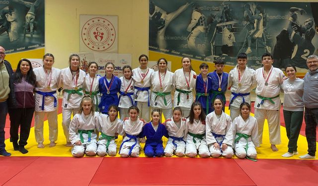 Salihli’nin yıldız judocuları il birinciliğinde madalyaları topladı