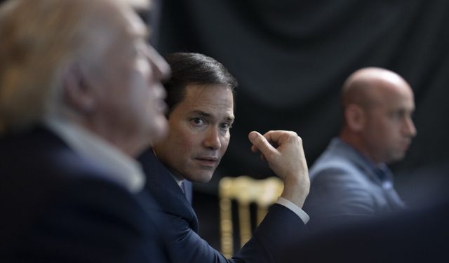 Trump, Venezuela'ya yönelik saldırıları izlediği anların fotoğrafını paylaştı