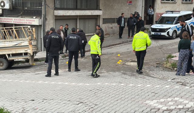 Edremit'te alacak verecek kavgası kanlı bitti: 2 yaralı