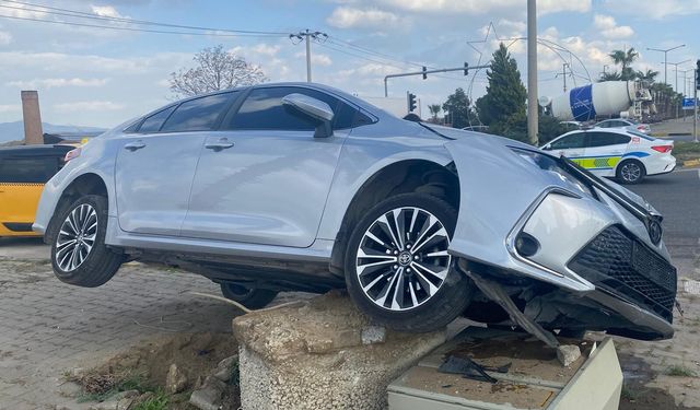 Turgutlu’da otomobil refüje çıktı: 1 yaralı