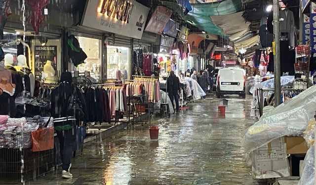 İzmir tarihi Kemeraltı Çarşısı sular altında