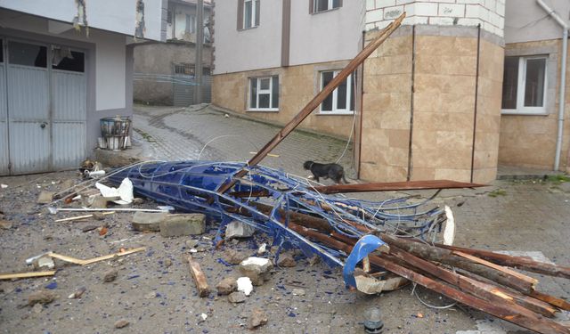 Demirci'de şiddetli fırtına cami minaresini yıktı