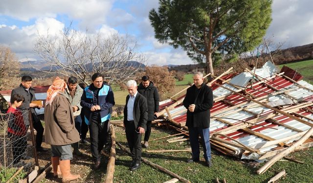 Fırtına Selendi'de yıkıma neden oldu