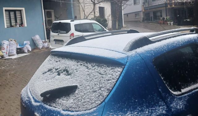 Sarıgöl’ün yüksek kesimlerine kısa süreli kar yağdı