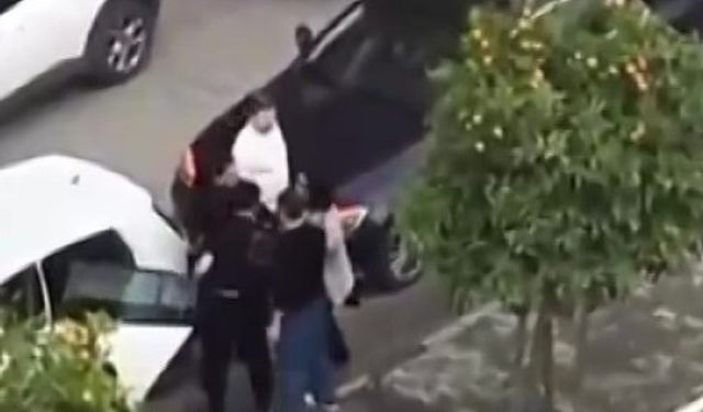 Koca, eşini tartaklayıp otomobiliyle aracına defalarca vurdu