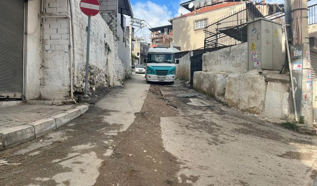İzmir'de altyapı çalışmaları yolları köstebek yuvasına çevirdi