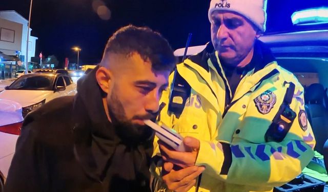 Alkollü araç kullanırken yakalandı, ehliyetine el konulunca araç başında içmeyi sürdürdü
