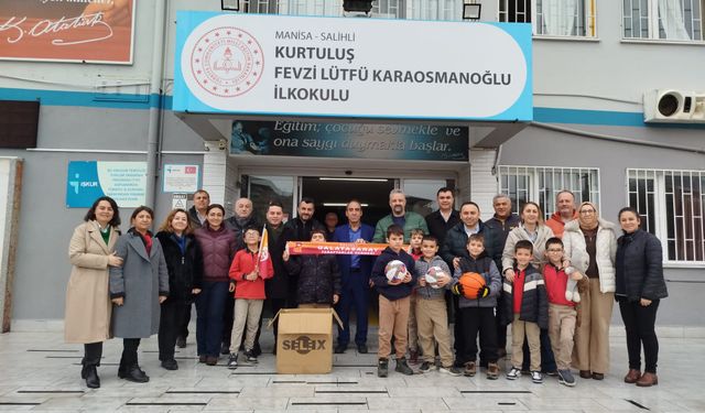 Salihli’de Galatasaraylı taraftarlardan eğitime spor malzemesi desteği