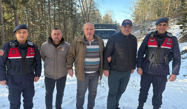 Kazdağları'nda karda mahsur kalan 4 kişiyi jandarma kurtardı