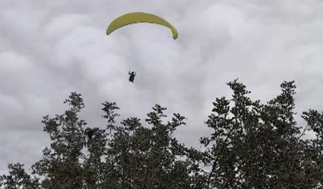 Yamaç paraşütçüsü işçilerin çay davetine kayıtsız kalmadı