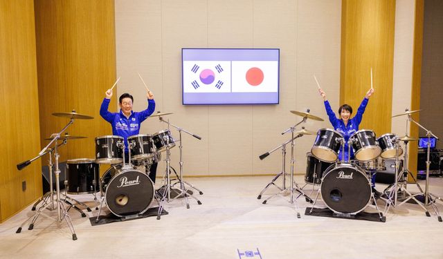 Japonya ve Güney Kore liderlerinden K-pop şarkıları eşliğinde bateri şov