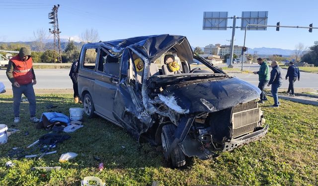 Kırmızı ışık ihlali yapan aracın çarptığı minibüs devrildi: 5 yaralı