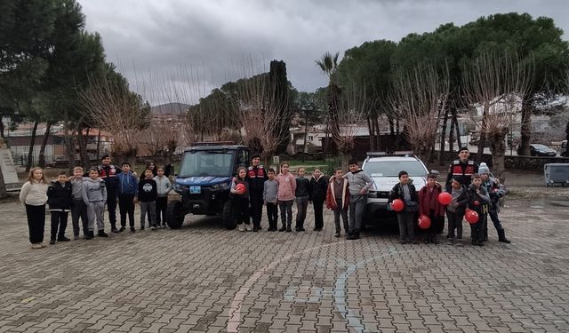 Salihli’de minik öğrenciler jandarmayı yakından tanıdı