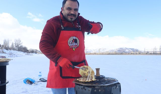Meşhur tostçu, soğuk havada şov yapmak isterken kendini yaktı