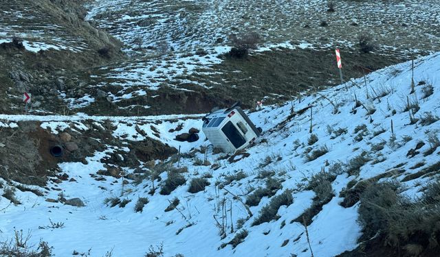 Uçuruma yuvarlanan araçta 2 kişi ölümden döndü