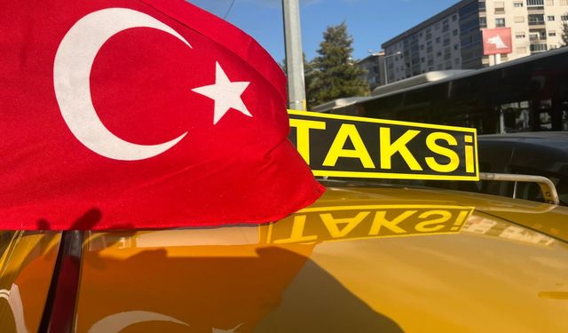 İzmir'de taksicilerden Türk bayraklı konvoy