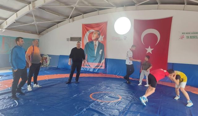 Sarıgöl’de minik güreşçiler tatilde de minderde