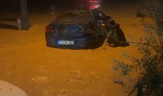 İzmir’de sağanak ve fırtına hayatı felç etti: Sel suları araçları sürükledi