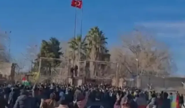 Siyasilerden, YPG yandaşları tarafından Türk bayrağına yapılan saldırıya kınama