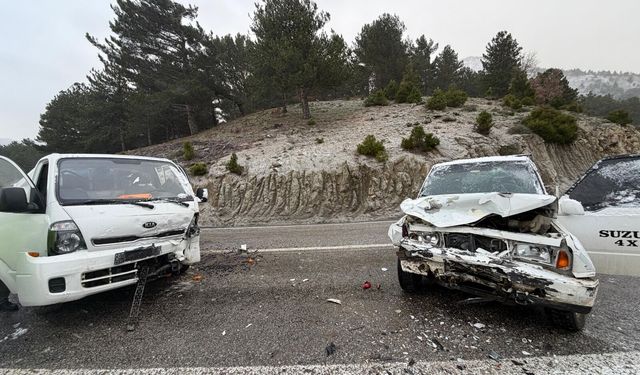Buzlanma nedeniyle arazi aracıyla kamyonet çarpıştı: 2 yaralı