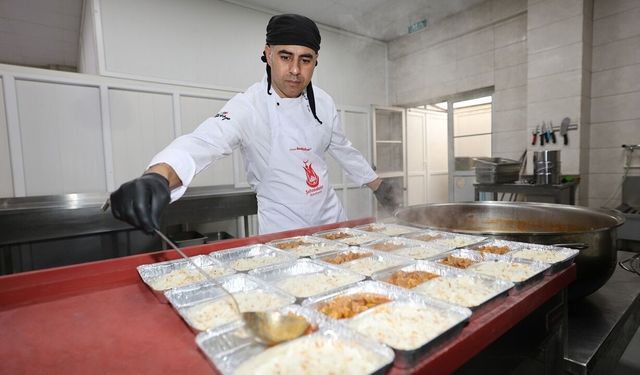 Şehzadeler'den 400 kişiye günlük yemek desteği