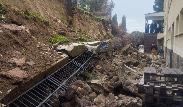 Sağanak yağmur okulun istinat duvarını yıktı