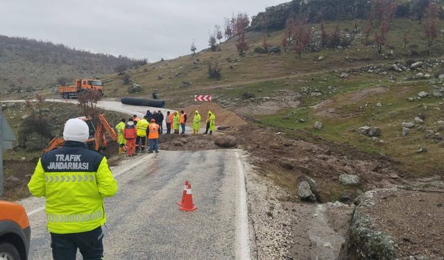 Selendi-Simav Karayolu'nda yoğun yağış sonrası çökme