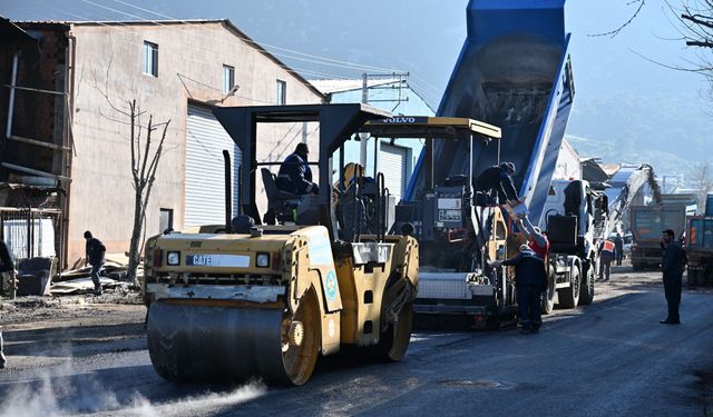 Manisa Büyükşehir kendi asfaltını yollarda kullanmaya başladı