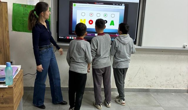 Sarıgöl Kızılçukur Ahmet Şılak Ortaokulu’na yeni akıllı tahtalar kuruldu