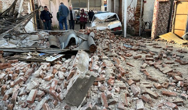 Sağanak yağış Manisa'da metruk bir binayı yıktı