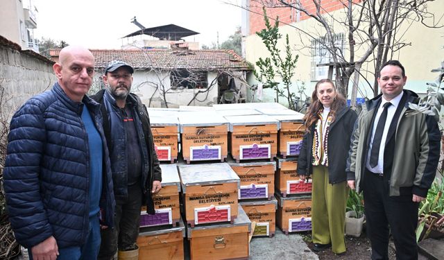 Kovanları sele kapılan Salihlili arıcıya, büyükşehirden destek