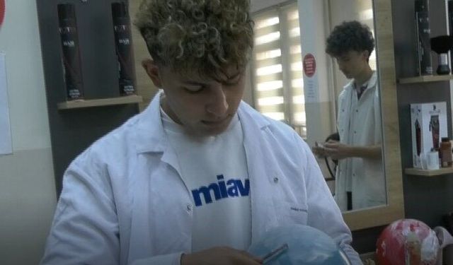 Köpüklü balonu patlatmadan, jiletle tıraş ederek sınavı geçiyorlar