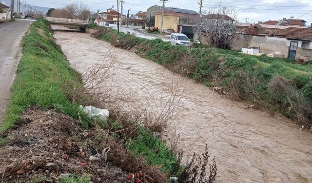 Sağanak yağış Sarıgöl’de kuruyan dereleri canlandırdı