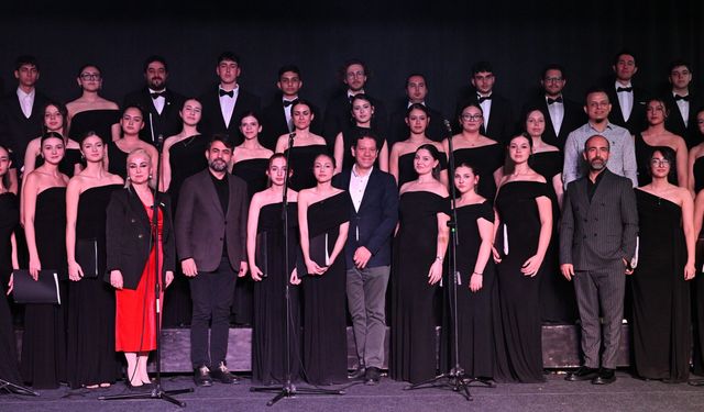 Çok sesli gençlik ve çocuk korosu sanatseverlerle buluştu